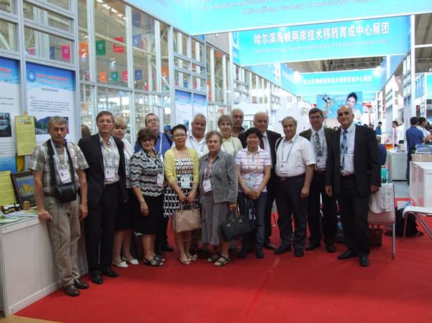 Снимок на память иностранных участников выставки с президентом академии с.х. наук провинции Хейлунцзян