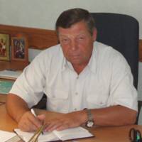 Директор станции — заслуженный работник сельского хозяйства, кандидат сельскохозяйственных наук И. М. Шатский