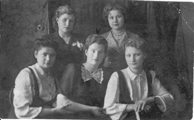 В день окончания техникума (А. С. Новосёлова на фото в центре), 
г. Владимир, 1945 гг.