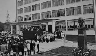 А. С. Новосёлова принимала участие в открытии памятника основоположнику кормопроизводства и луговодства, основателю института кормов В. Р. Вильямсу. Это событие состоялось в 1972 году.